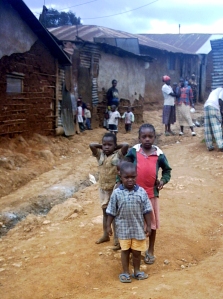 Bambini a Kibera.
